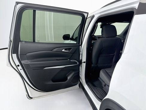 Used 2024 Chevrolet Traverse LT FWD image 25