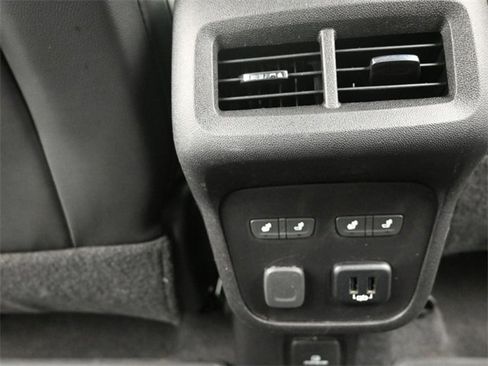 Used 2018 Chevrolet Equinox Premier image 16