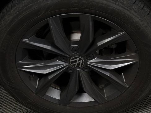 Used 2023 Volkswagen Tiguan SE image 9