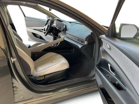 Certified 2025 Hyundai Elantra Limited FWD image 7