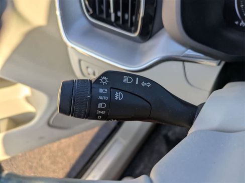 Used 2019 Volvo XC60 T6 Momentum w/ Multimedia Package image 27