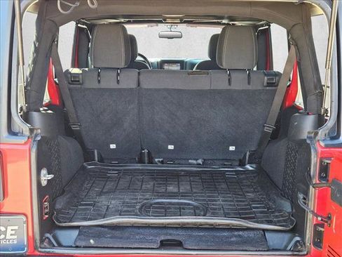 Used 2018 Jeep Wrangler Unlimited Sahara w/ Connectivity Group image 6