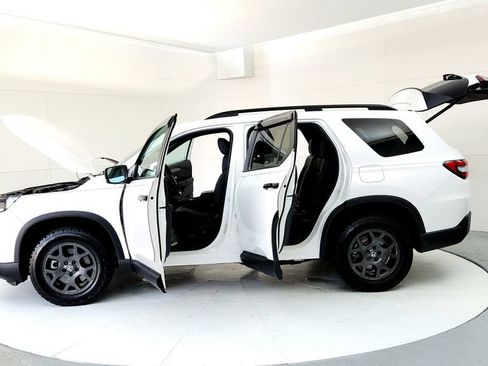 Used 2025 Honda Pilot TrailSport image 10