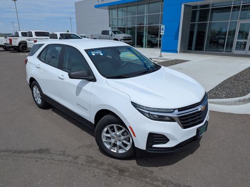 Certified 2022 Chevrolet Equinox LS w/ LPO, Floor Liner Package AWD/4WD image 4