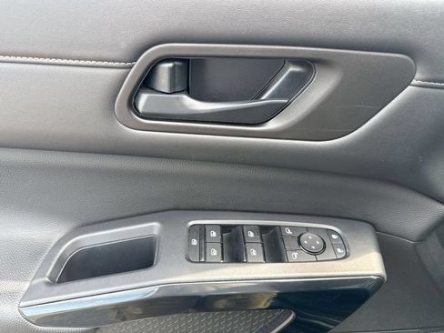 Used 2024 Nissan Pathfinder SV FWD image 24