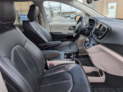 Used 2024 Chrysler Pacifica Touring-L FWD image 29