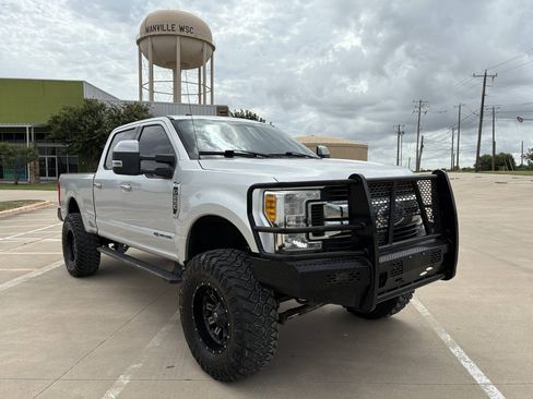 Used 2017 Ford F250 XLT w/ XLT Premium Package AWD/4WD image 6