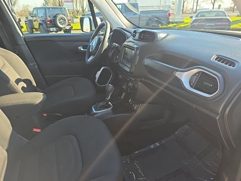 Used 2018 Jeep Renegade Latitude w/ Popular Equipment Group image 10