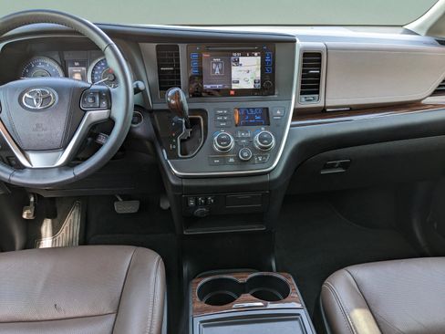 Used 2017 Toyota Sienna Limited image 19