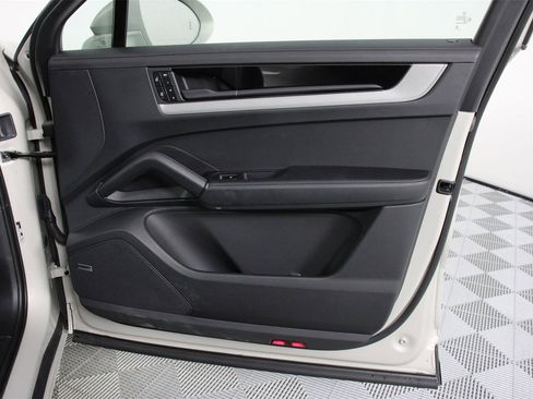 Used 2025 Porsche Cayenne E-Hybrid Coupe image 23