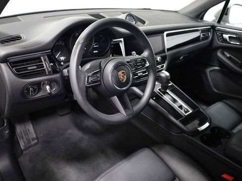Certified 2025 Porsche Macan image 4