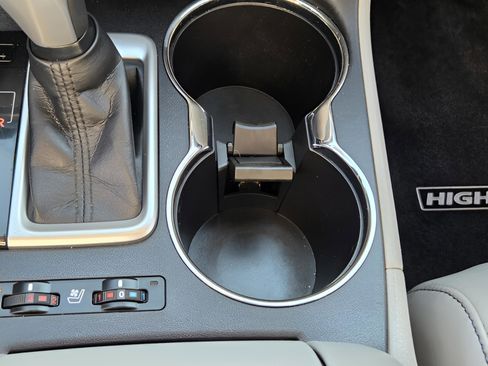 Used 2014 Toyota Highlander Limited Platinum image 18