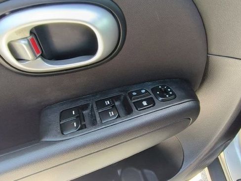 Used 2016 Kia Soul + FWD image 14