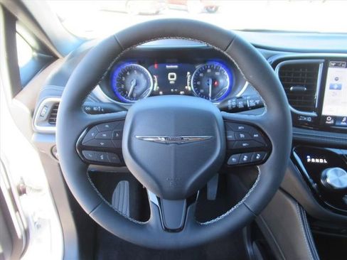 New 2026 Chrysler Pacifica Limited w/ Uconnect Theater Family Group FWD image 18