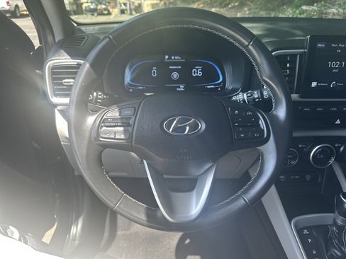Used 2025 Hyundai Venue SEL FWD image 11