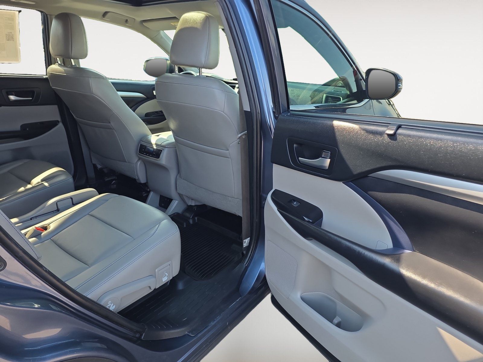 Used 2019 Toyota Highlander XLE AWD/4WD image 11