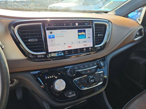 Used 2021 Chrysler Pacifica Limited w/ Uconnect Theater Family Group image 19