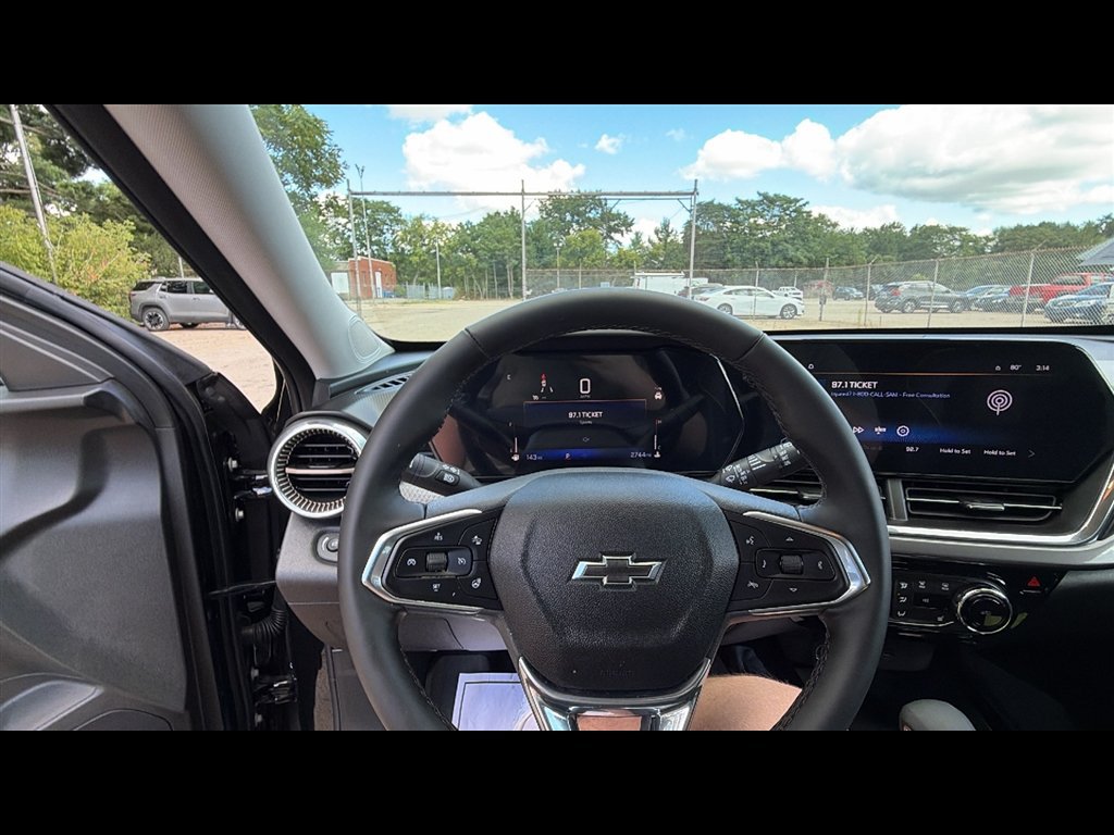Used 2025 Chevrolet Trax ACTIV w/ Driver Confidence Package FWD image 11