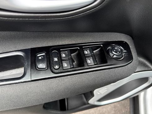Used 2020 Jeep Renegade Latitude w/ Cold Weather Group AWD/4WD image 15