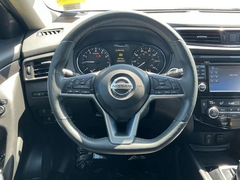 Used 2017 Nissan Rogue SV w/ SV Premium Package image 13
