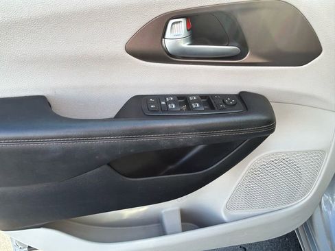 Used 2017 Chrysler Pacifica Touring-L Plus w/ Uconnect Theatre Group image 20