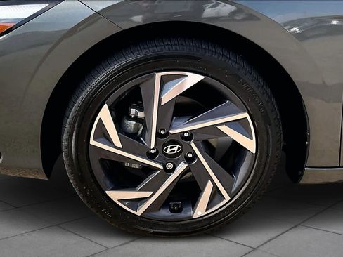 Used 2025 Hyundai Elantra Limited image 11