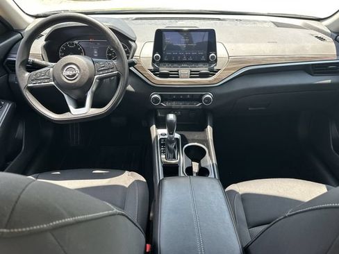 Used 2024 Nissan Altima 2.5 SV FWD image 11