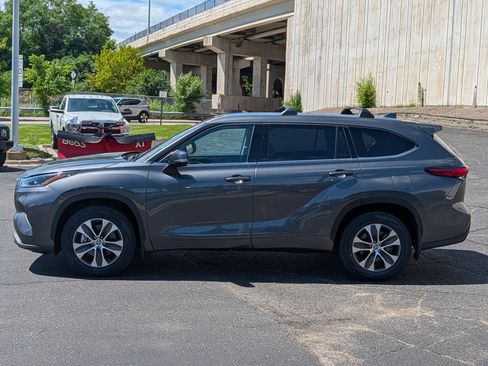 Used 2021 Toyota Highlander XLE AWD/4WD image 4