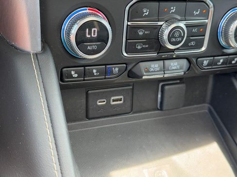Used 2023 GMC Yukon XL SLT AWD/4WD image 21