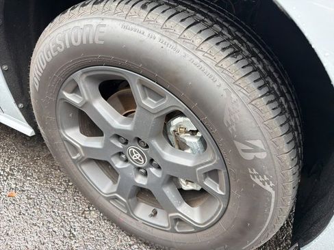 Certified 2025 Toyota Sienna XLE Woodland Edition image 2