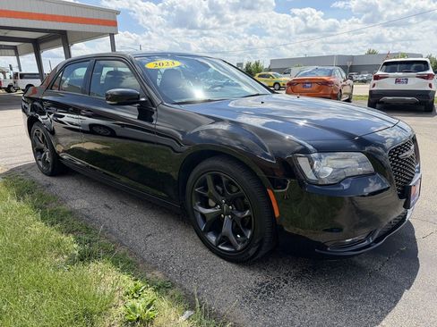 Used 2023 Chrysler 300 S w/ Comfort Group RWD image 7