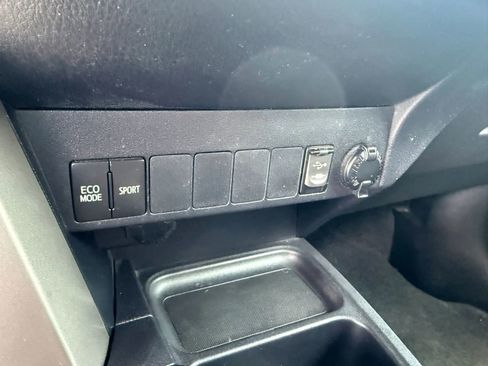 Used 2018 Toyota RAV4 XLE FWD image 20