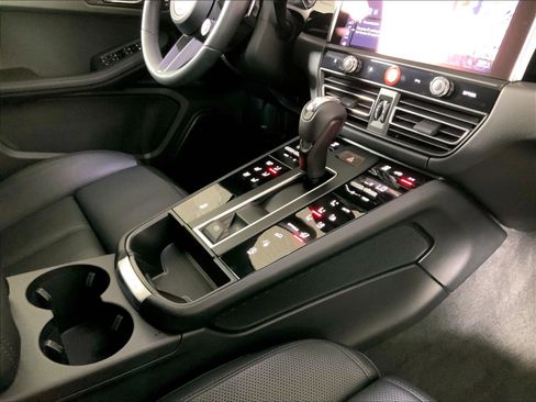 Used 2026 Porsche Macan AWD/4WD image 16