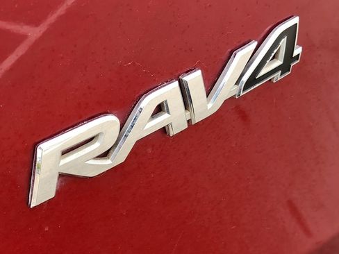 Used 2018 Toyota RAV4 XLE w/ Convenience Package image 12