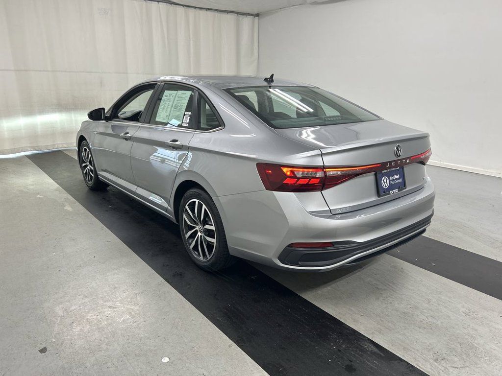 Used 2025 Volkswagen Jetta SE FWD image 7