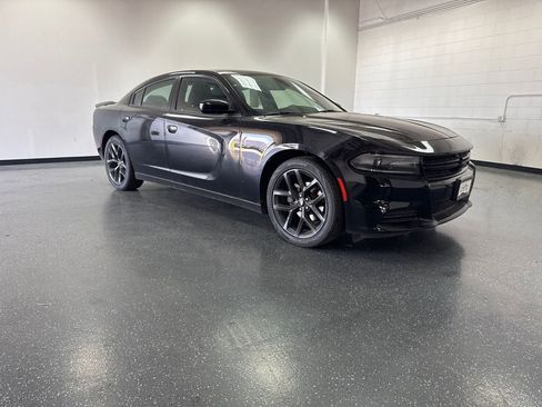 Used 2019 Dodge Charger SXT image 2