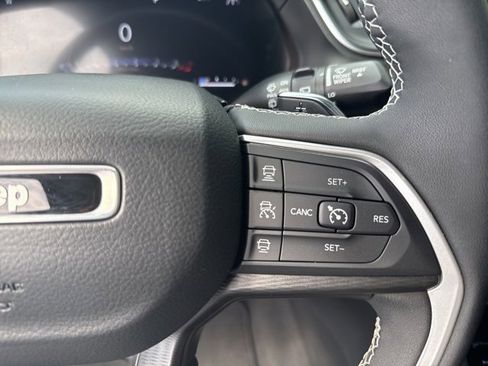 Used 2023 Jeep Grand Cherokee Altitude image 14