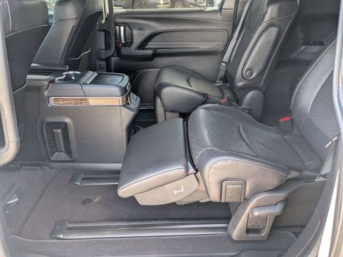 Used 2025 Toyota Sienna Platinum FWD image 21