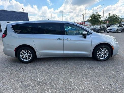 Used 2023 Chrysler Pacifica Touring-L FWD image 6