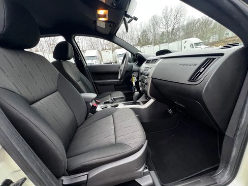 Used 2010 Ford Focus SE image 12
