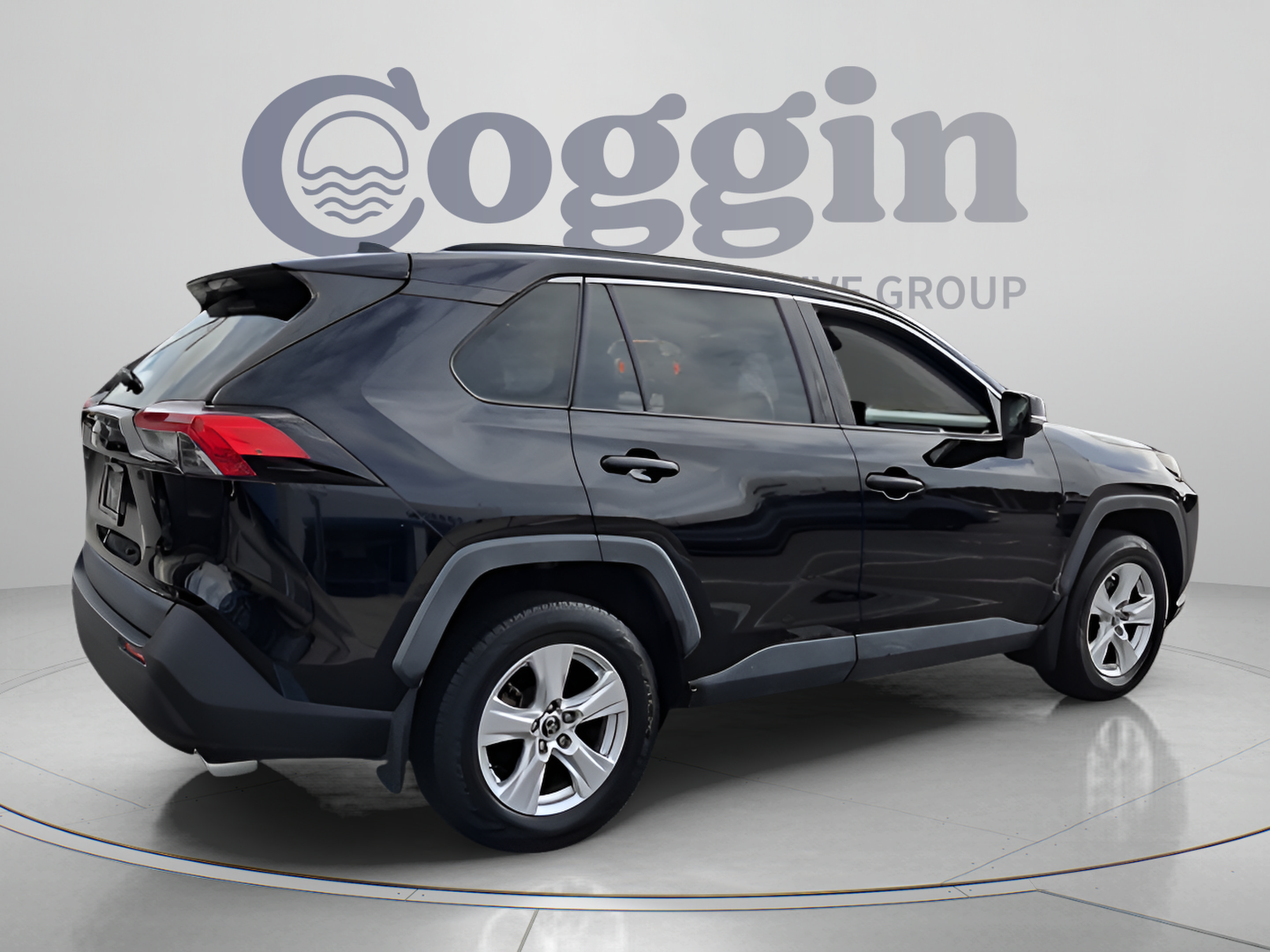 Used 2019 Toyota RAV4 XLE w/ Convenience Package FWD image 5