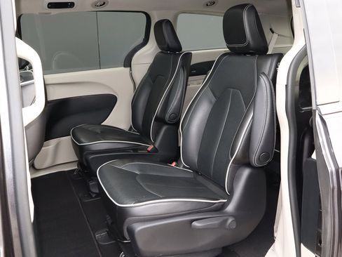 Used 2023 Chrysler Pacifica Limited image 8