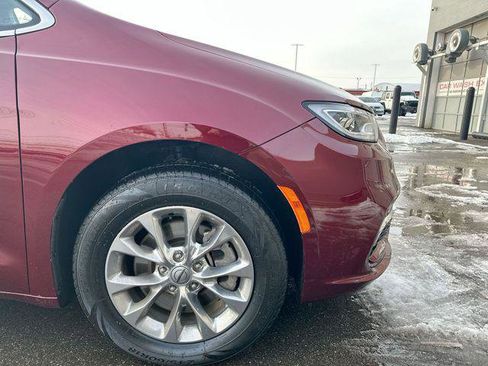 Certified 2022 Chrysler Pacifica Touring-L image 12