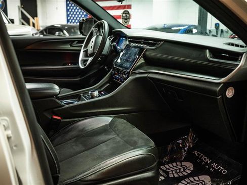 Used 2024 Jeep Grand Cherokee L Laredo image 14