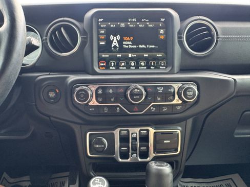 Used 2018 Jeep Wrangler Unlimited Sahara w/ Dual Top Group AWD/4WD image 21