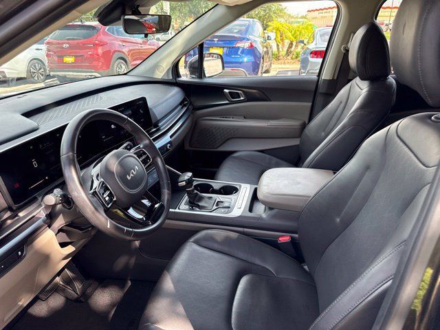 Used 2025 Kia Carnival FWD image 33