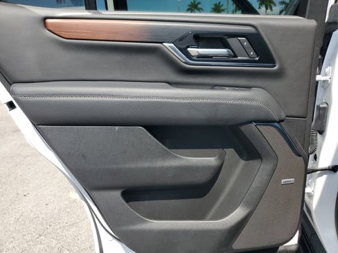 Used 2025 GMC Yukon Denali RWD image 23