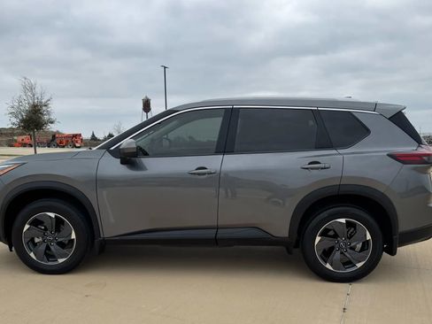 Used 2025 Nissan Rogue SV w/ SV Premium Package image 10