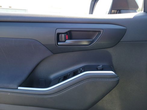 Used 2024 Toyota Highlander LE image 17