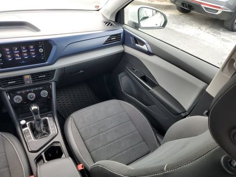 Used 2023 Volkswagen Taos SE w/ Panoramic Sunroof Package FWD image 9